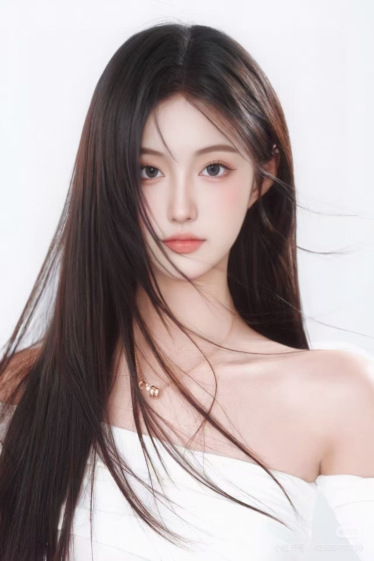 Modelo con cabello largo y liso