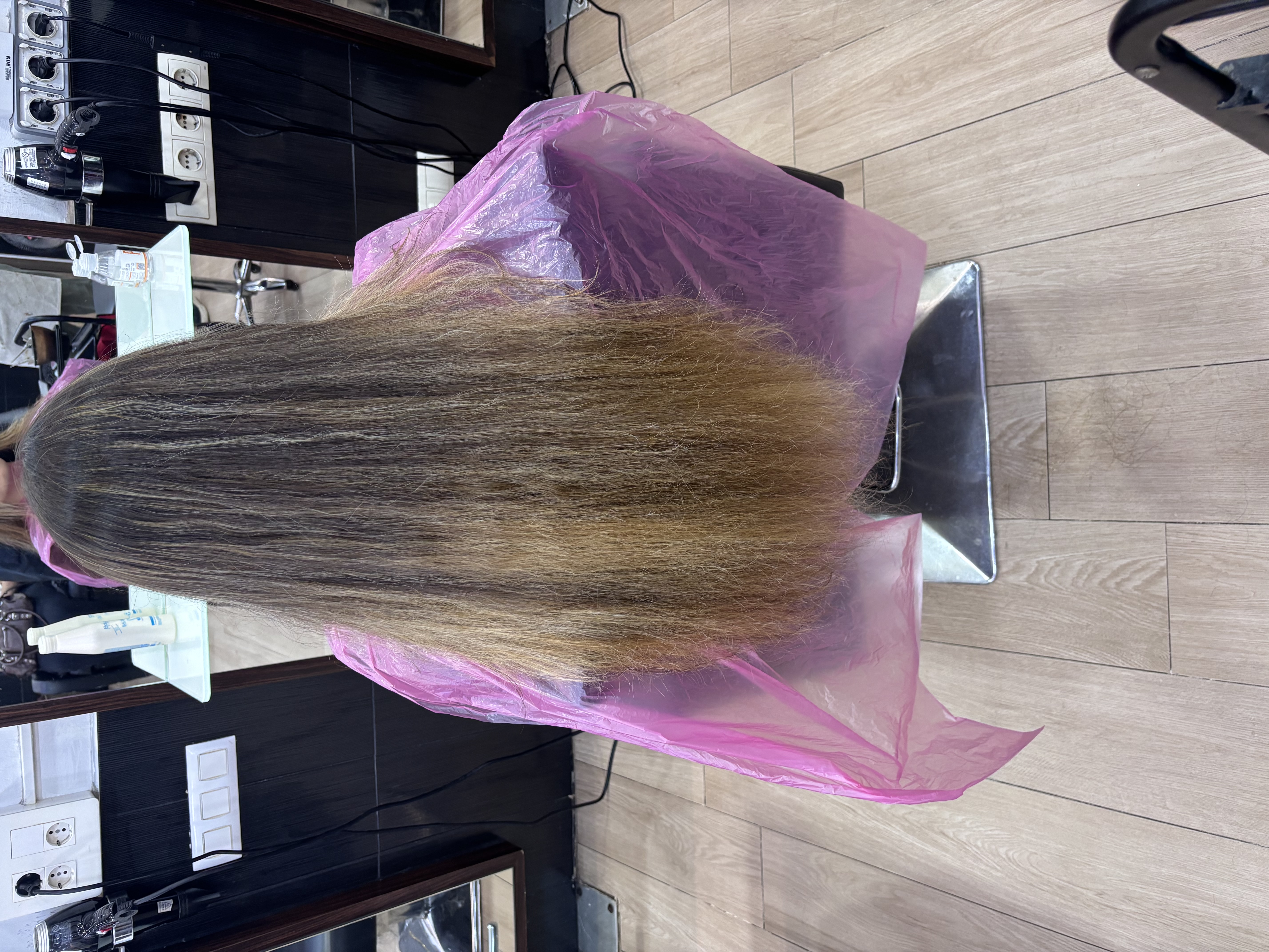 Antes de alisado Keratina: pelo naturalmente ondulado con daño por decoloración en KISNA Madrid