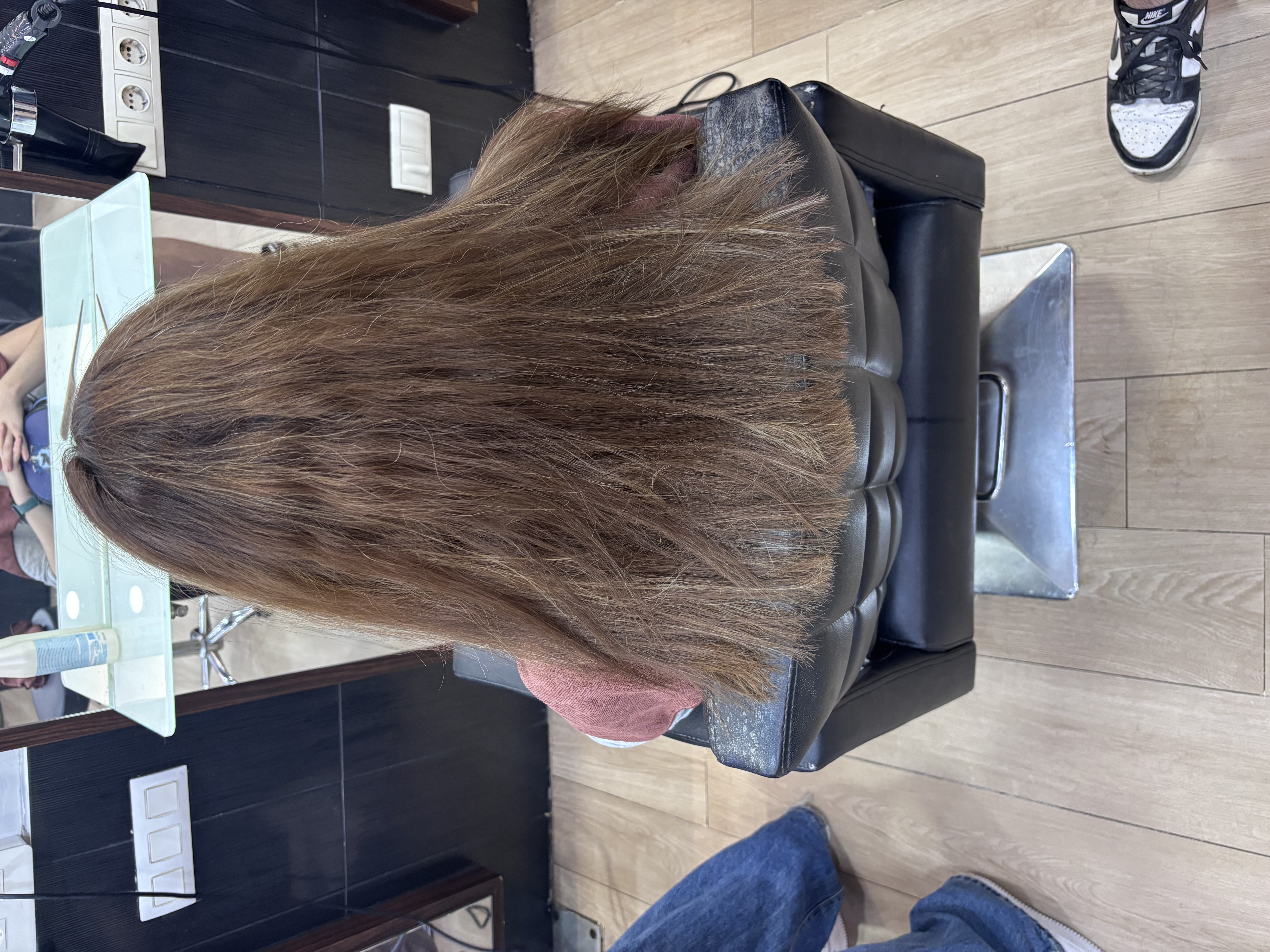 Antes de alisado orgánico: Pelo ondulado con mechas y daño en medios y puntas en KISNA Madrid