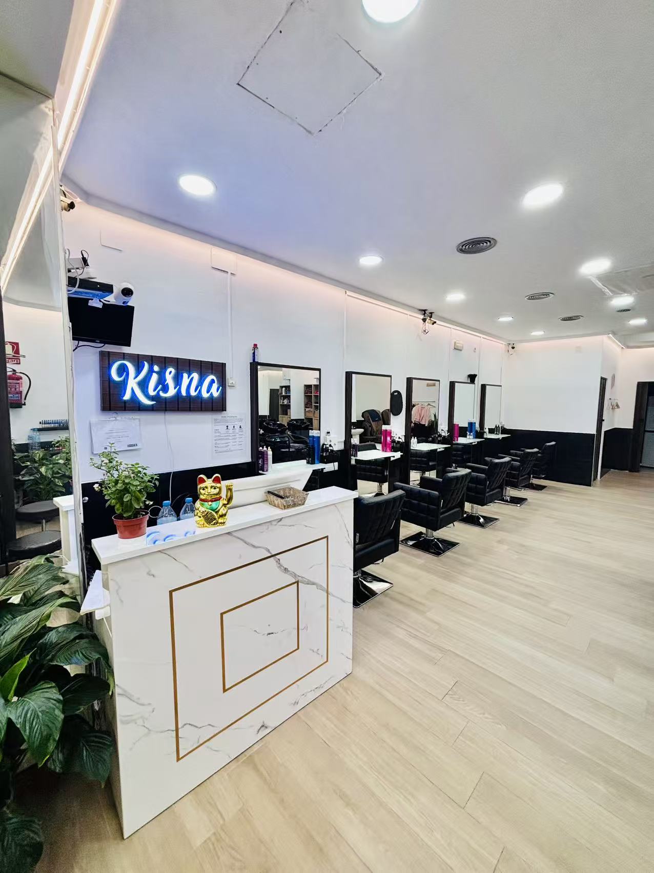 Interior real del salón KISNA